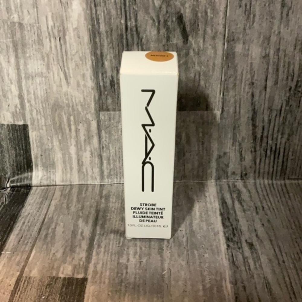 MAC Strobe‎ Dewy Skin Tint Medium 3